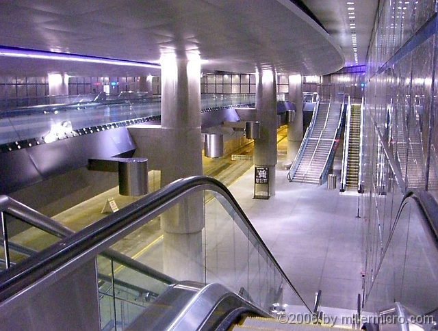 060727SilverLine6 At our destination, the Courthouse stop, we found a new subway station of stunning design!